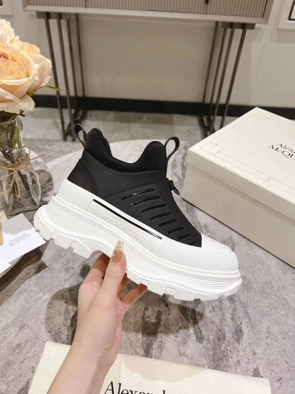 👟👟Ex-factory price 600👟👟 Men's size +10 2023 McQueen classic hot style, top version! ALEXANDERAIexanderMcQUEEN✅ has been certified. The latest 2023 counters will be launched at the same time, international T stage catwalk models. 💯Purchased from top ZP, the original version is 1:1 customized, perfectly reproduced, embellished with waterproof zippers on off-road inspired clothing, with imported anti-wear super soft sock cuffs, 3D glue bright strips, excellent comfort, outsole: original TPU double-layer combination outsole. Fabric: Imported silk cow leather Lining: Imported super soft Lycra/space cloth Foot pads: Imported silk sheepskin Size: 35-40 for women, 39-45 for men. Color: all black, black and white, all white, (add 10 for men’s model)